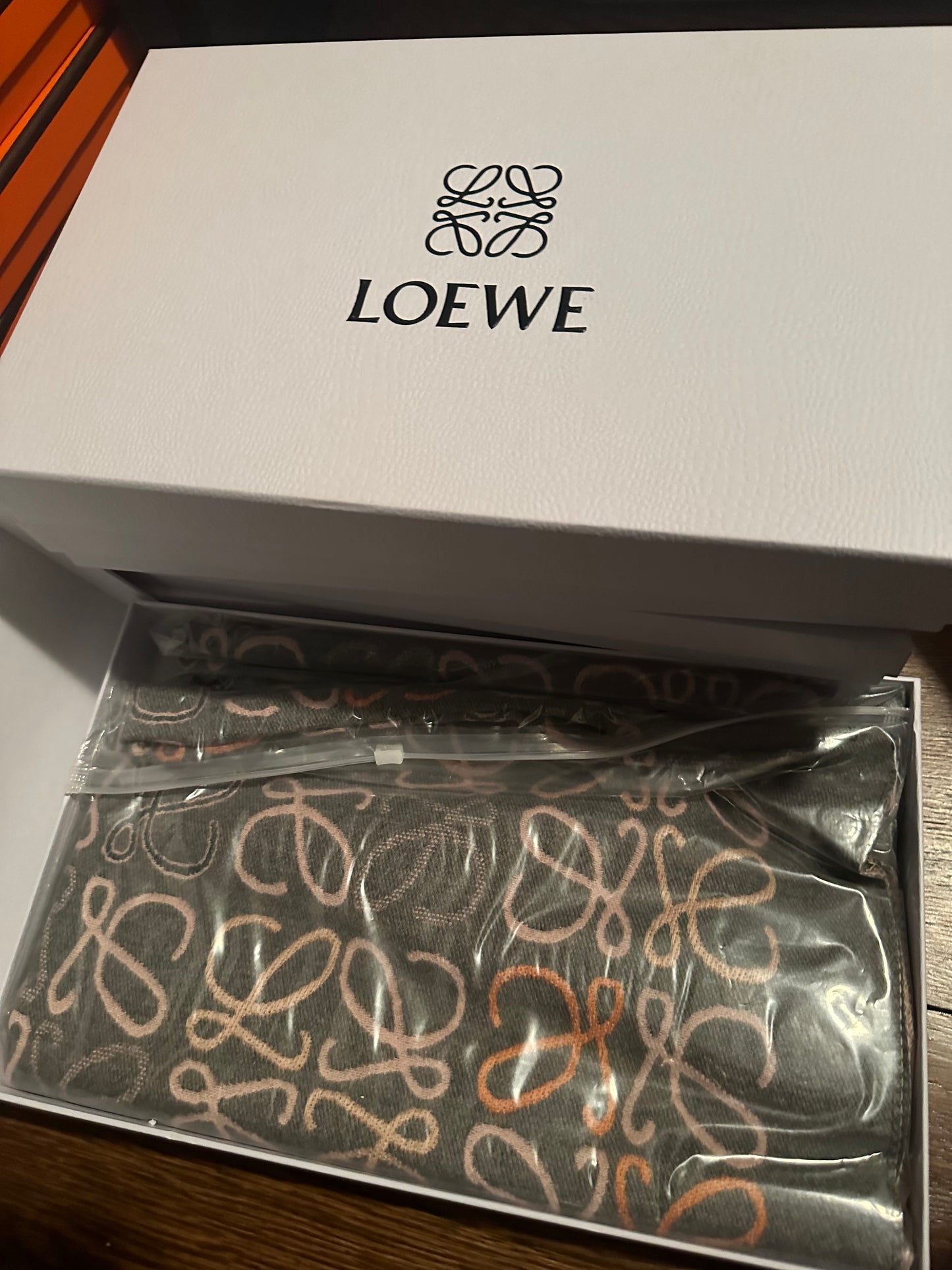 LO4 SCARF WITH BOX