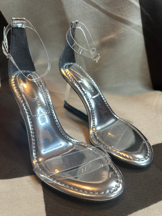 GOOD AMERICAN WOMEN’S SILVER &CLEAR LUCITE HEEL ANKLE STRAP SANDAL NEW WITH BOX