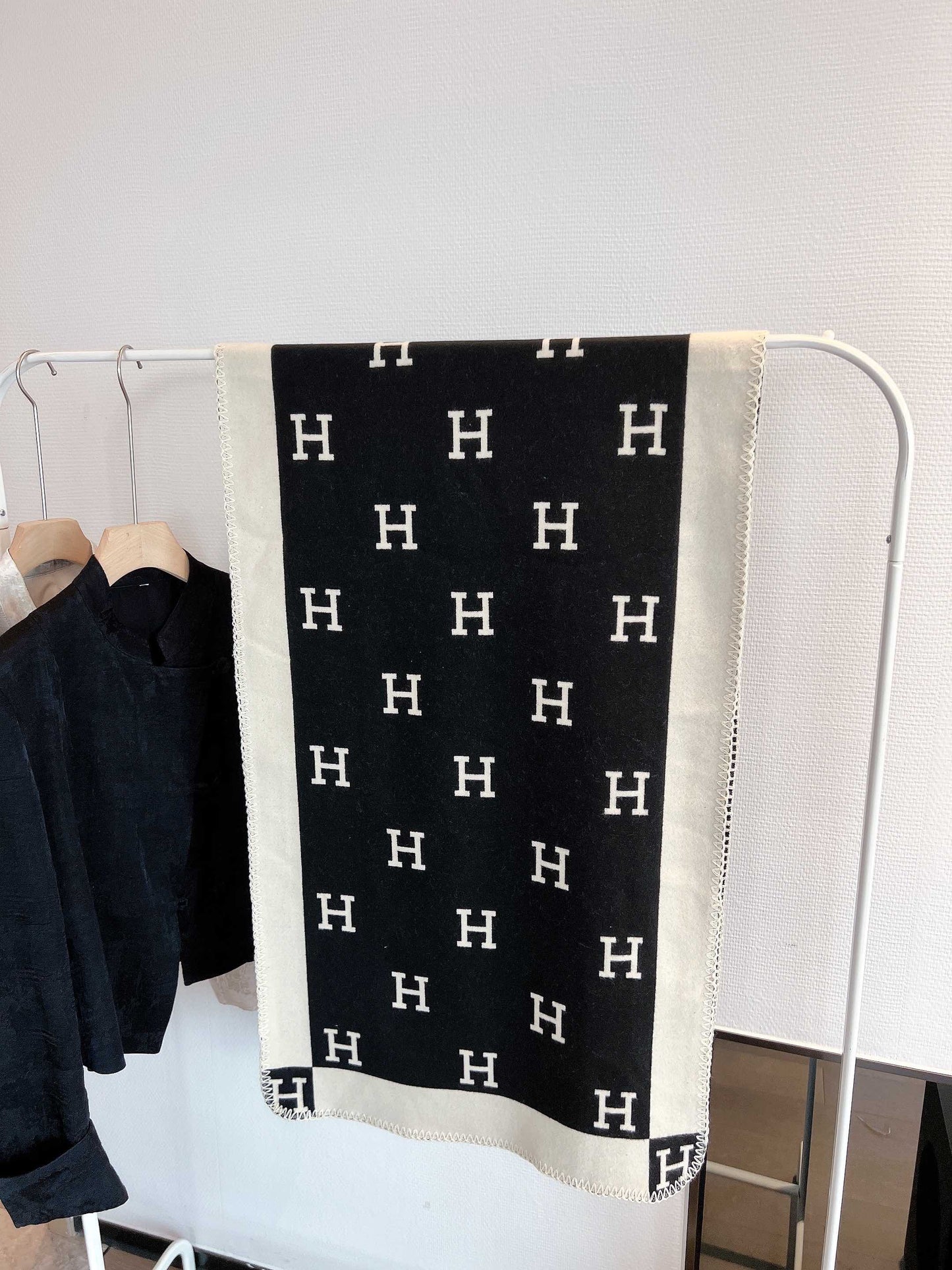 H SCARF 180x90cm with Box and Paperbag