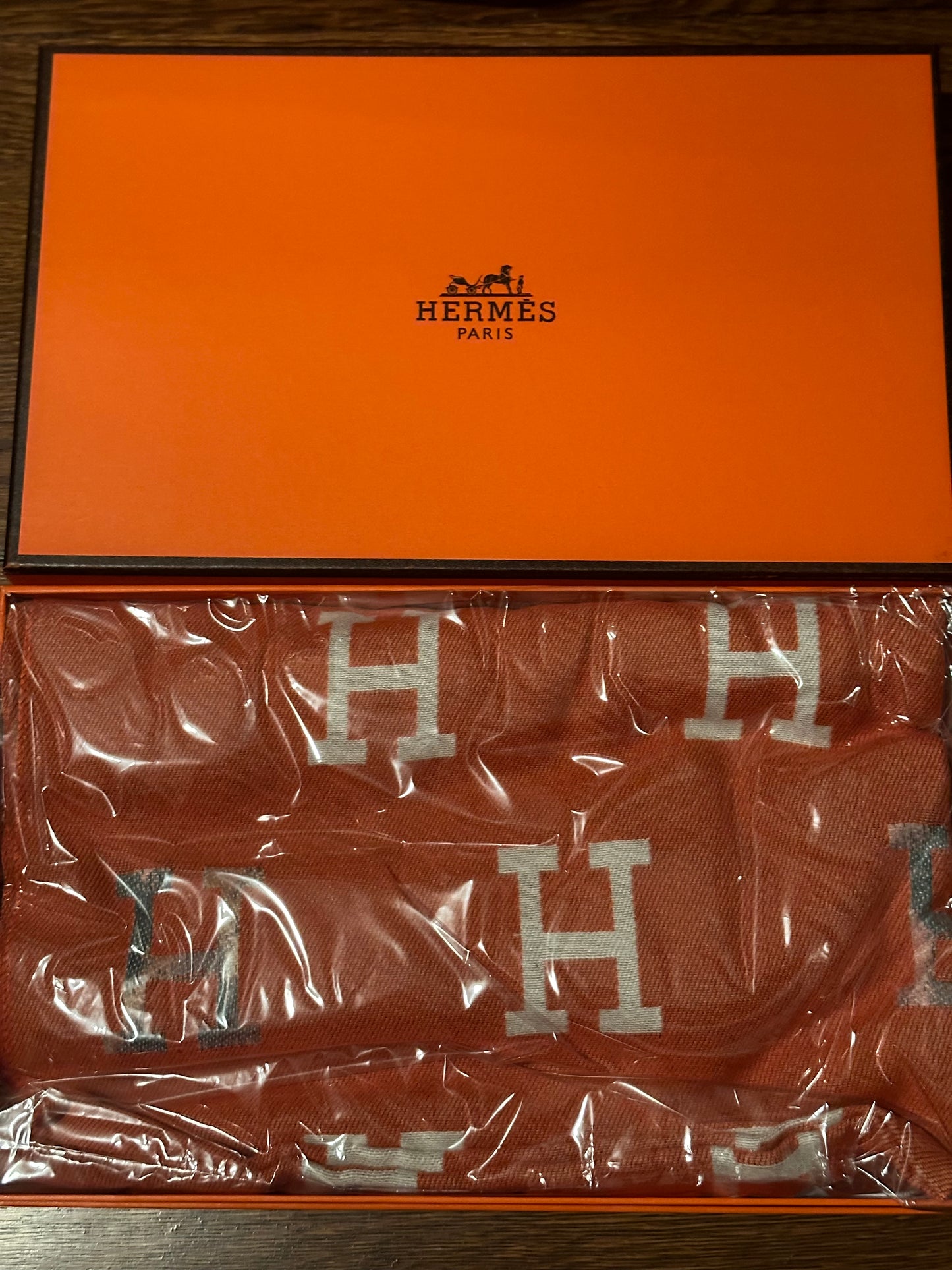 H1 SCARF WITH BOX and Paperbag