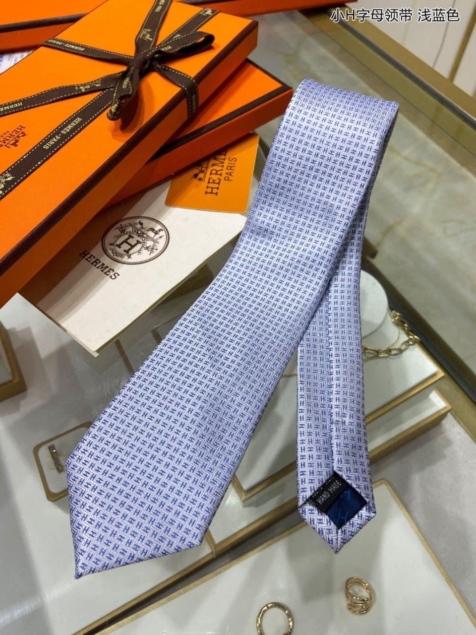 NECKTIE 1 with Box and Papedbag