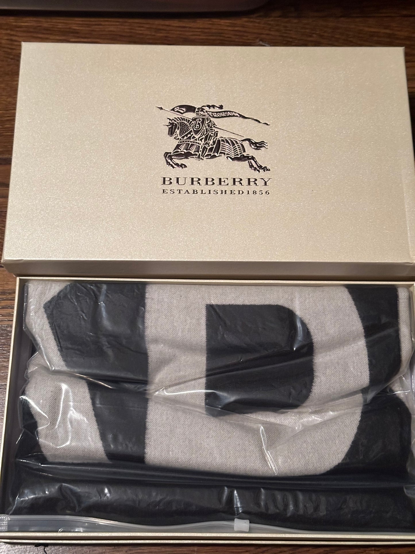 BB6 SCARF WITH BOX and Paperbag